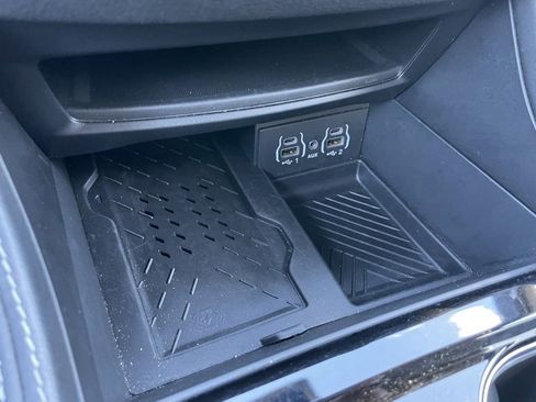 Used 2025 Chrysler Pacifica Limited image 13