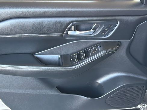 Used 2025 Nissan Rogue SL w/ Tech Package FWD image 3