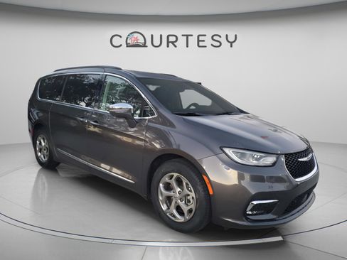 Certified 2022 Chrysler Pacifica Limited FWD image 4