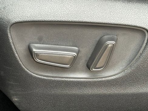 Used 2025 Toyota Highlander LE FWD image 28