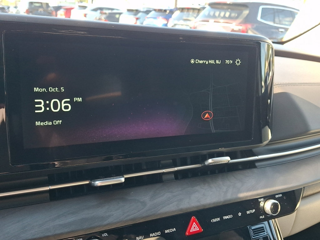 Used 2024 Kia Carnival EX FWD image 28