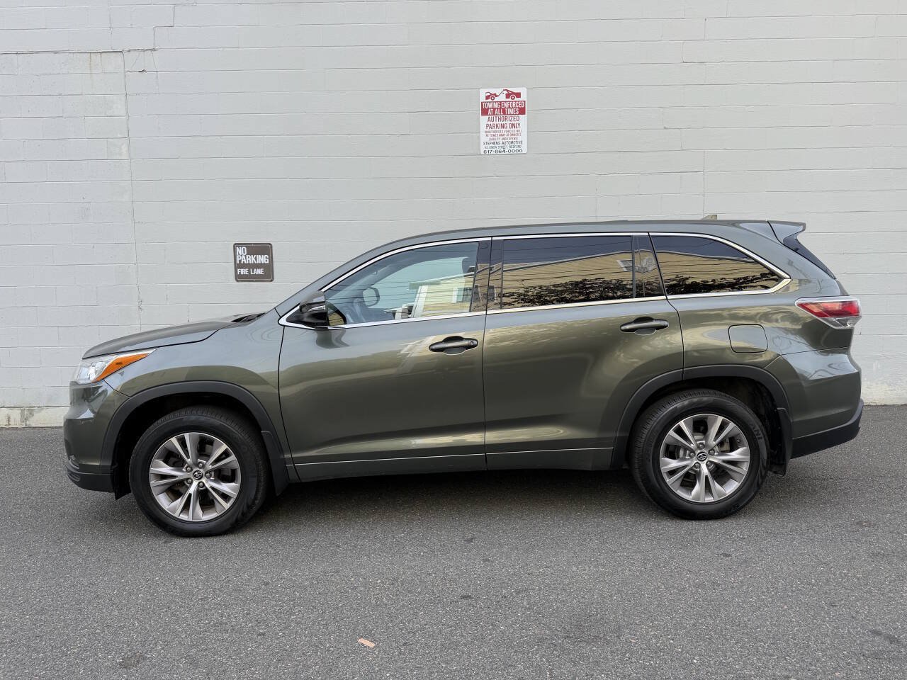 Used 2016 Toyota Highlander Plus AWD/4WD image 4