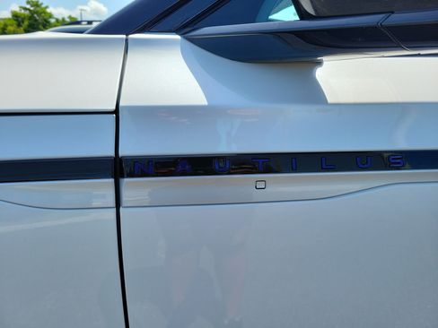 Used 2025 Lincoln Nautilus Reserve AWD/4WD image 9