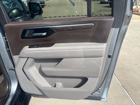 Used 2025 Chevrolet Suburban LT image 45