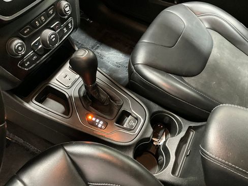 Used 2019 Jeep Cherokee Latitude Plus image 16