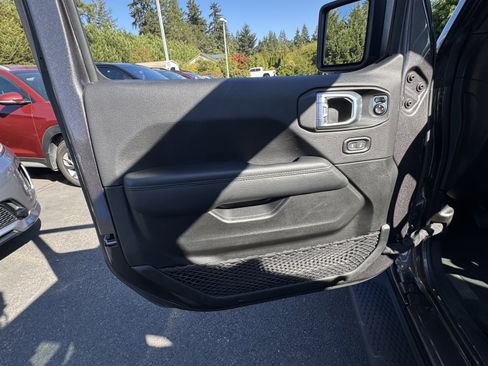 Used 2022 Jeep Wrangler Unlimited Sahara image 19