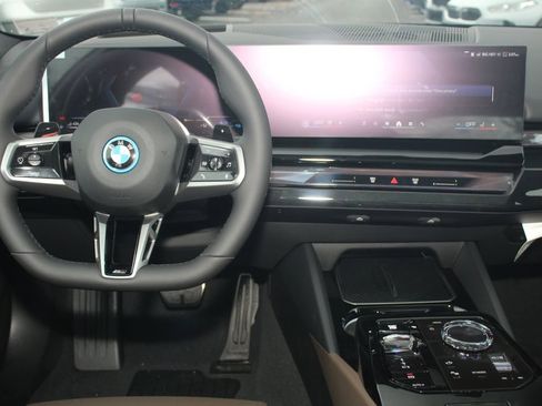 Used 2026 BMW 550e xDrive w/ Executive Package AWD/4WD image 18