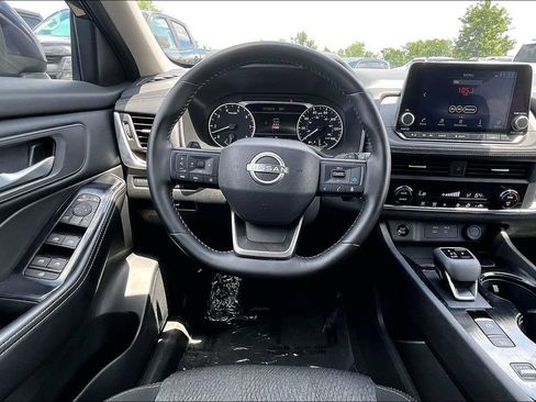 Used 2025 Nissan Rogue SV FWD image 10
