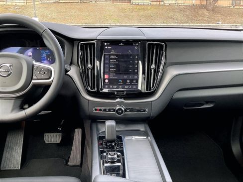 Used 2025 Volvo XC60 B5 Core image 9