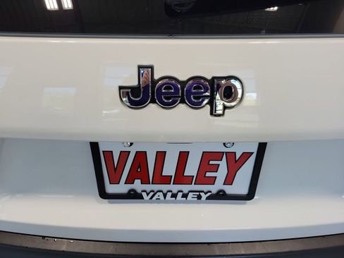 Used 2019 Jeep Cherokee Latitude Plus w/ Comfort/Convenience Group AWD/4WD image 10
