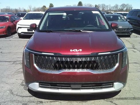 Used 2025 Kia Carnival image 2