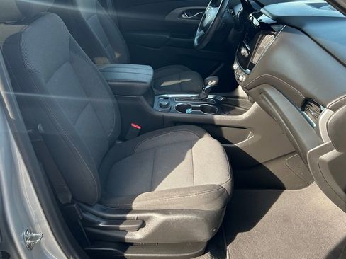 Used 2022 Chevrolet Traverse LT image 11