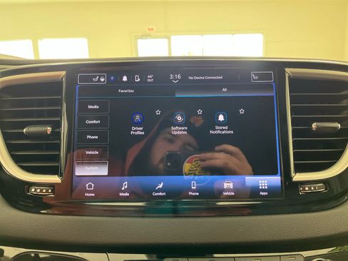 Used 2024 Chrysler Pacifica Touring-L FWD image 42