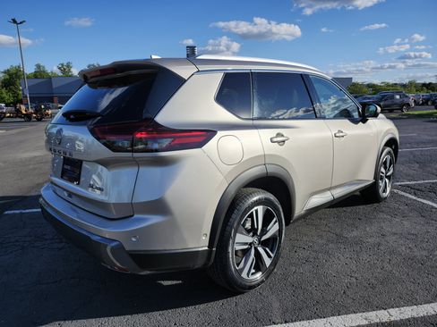 Used 2024 Nissan Rogue SL AWD/4WD image 11