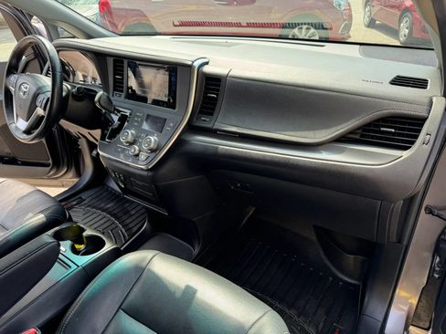 Used 2015 Toyota Sienna SE w/ SE Preferred Package FWD image 24