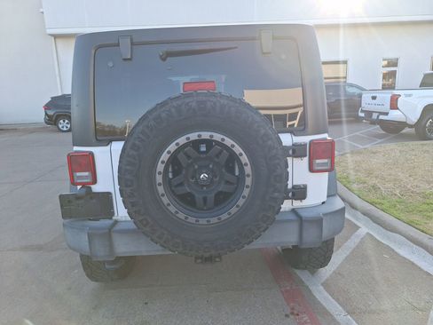 Used 2016 Jeep Wrangler Unlimited Rubicon w/ Connectivity Group image 5