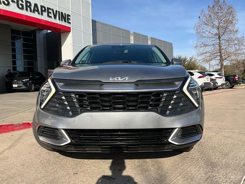 Used 2025 Kia Sportage LX image 3