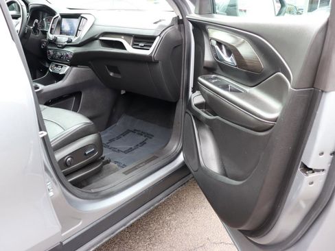 Used 2024 GMC Terrain SLT image 15