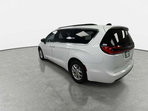 Used 2023 Chrysler Pacifica Touring-L FWD image 6