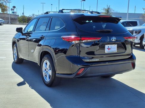 Used 2023 Toyota Highlander LE FWD image 2