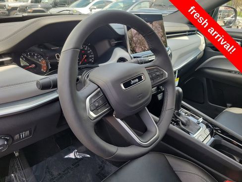 Certified 2025 Jeep Compass Limited image 17