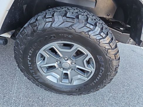 Used 2017 Jeep Wrangler Unlimited Rubicon w/ Connectivity Group AWD/4WD image 25