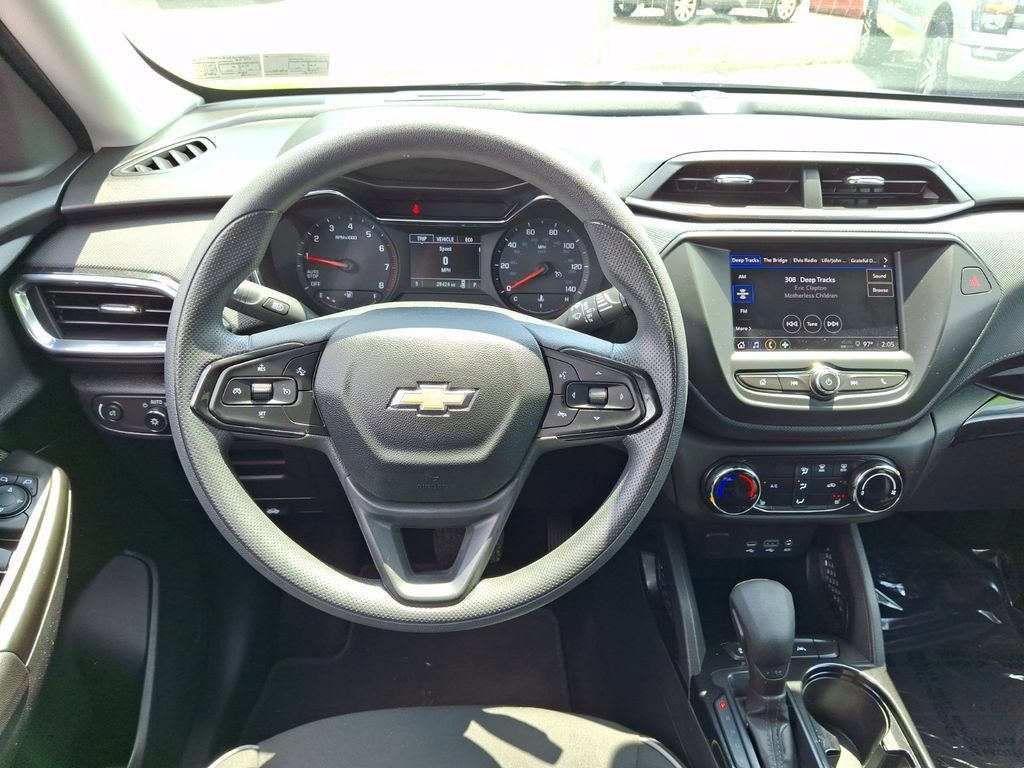 Used 2023 Chevrolet TrailBlazer LT FWD image 2