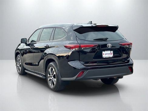 Used 2024 Toyota Highlander LE image 7