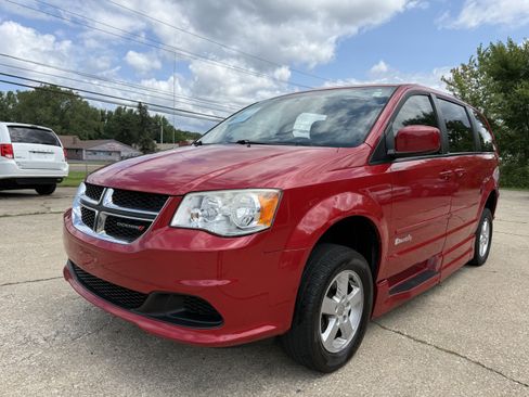 Used 2012 Dodge Grand Caravan SXT FWD image 2