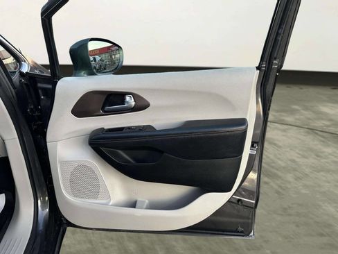 Used 2018 Chrysler Pacifica Touring-L Plus w/ Tire & Wheel Group image 15