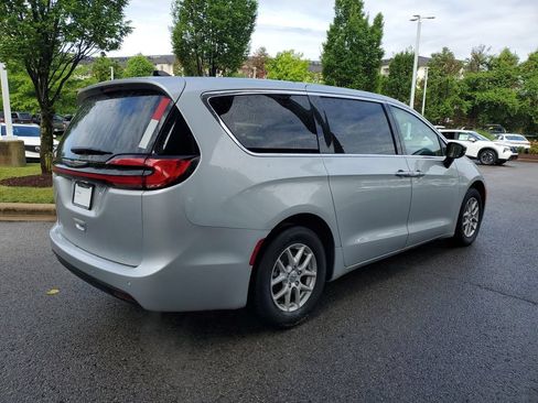 Used 2024 Chrysler Pacifica Touring-L FWD image 4