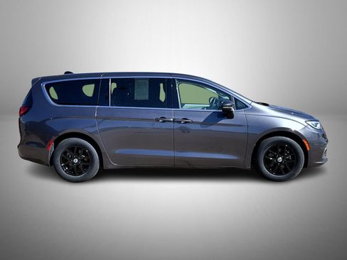 Used 2023 Chrysler Pacifica Touring-L image 4