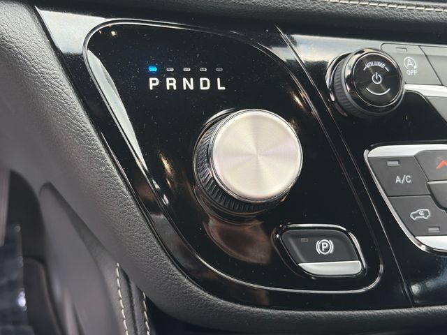 Used 2025 Chrysler Pacifica Limited FWD image 36