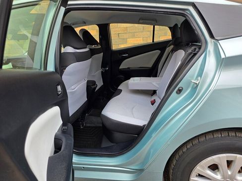 Used 2020 Toyota Prius LE image 25
