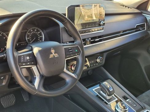 Used 2024 Mitsubishi Outlander SE image 10