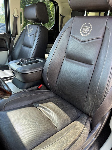 Used 2013 Cadillac Escalade Platinum RWD image 12