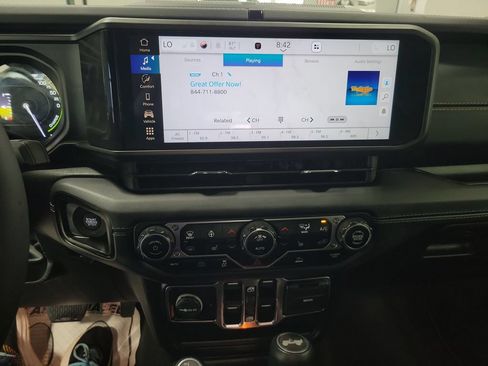 Used 2024 Jeep Wrangler Unlimited Sahara AWD/4WD image 6