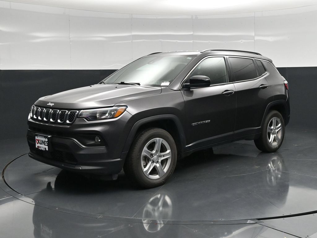 Used 2024 Jeep Compass Latitude AWD/4WD image 7