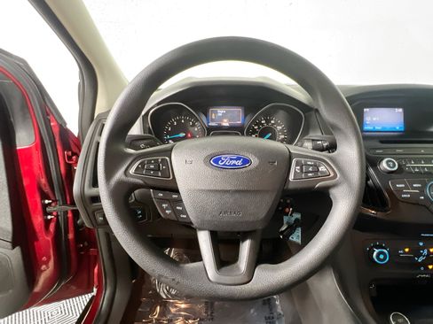 Used 2015 Ford Focus SE FWD image 18
