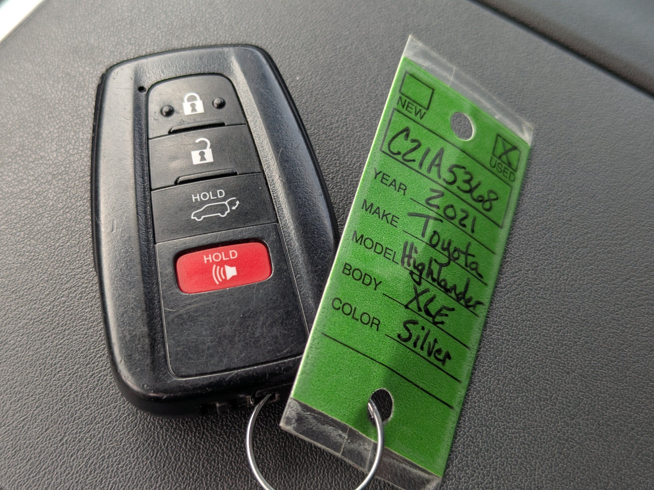 Used 2021 Toyota Highlander XLE AWD/4WD image 19