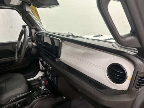 Used 2024 Jeep Gladiator Sport AWD/4WD image 16