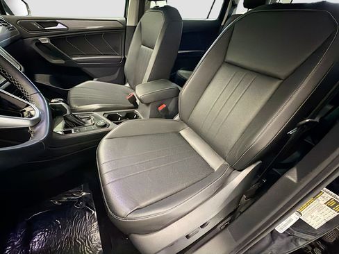 Used 2023 Volkswagen Tiguan SE w/ Panoramic Sunroof Package image 11