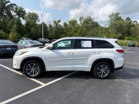 Used 2018 Toyota Highlander XLE AWD/4WD image 3