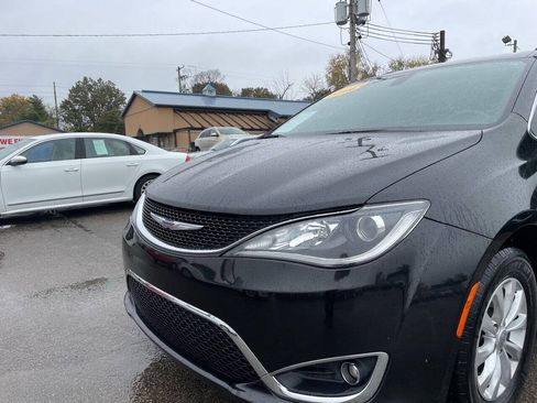 Used 2019 Chrysler Pacifica Touring-L FWD image 10