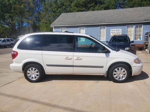 Used 2006 Chrysler Town & Country Limited w/ Popular Equipment Group I image 4