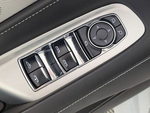 Used 2022 Chevrolet Corvette Stingray Premium Conv w/ Z51 Performance Package RWD image 11