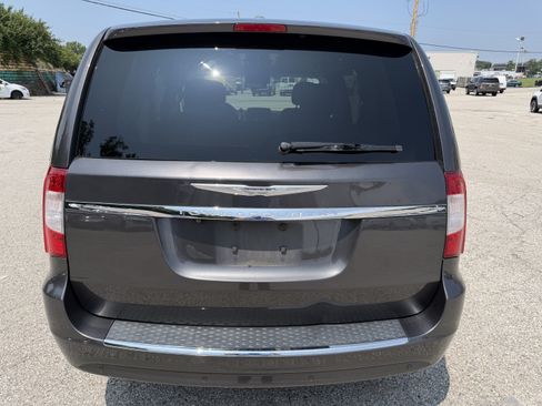 Used 2015 Chrysler Town & Country Touring-L w/ Driver Convenience Group FWD image 6