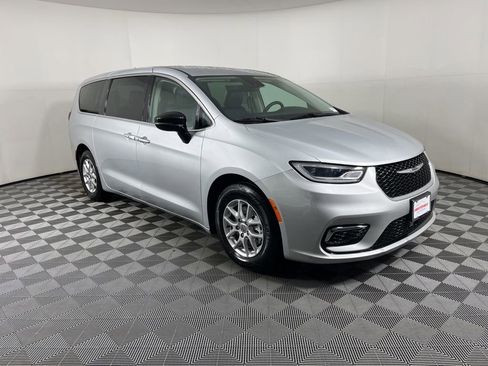 Used 2024 Chrysler Pacifica Touring-L image 16