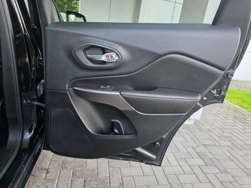 Used 2019 Jeep Cherokee Limited AWD/4WD image 12