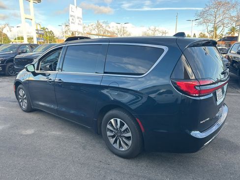 Used 2022 Chrysler Pacifica Touring-L image 3